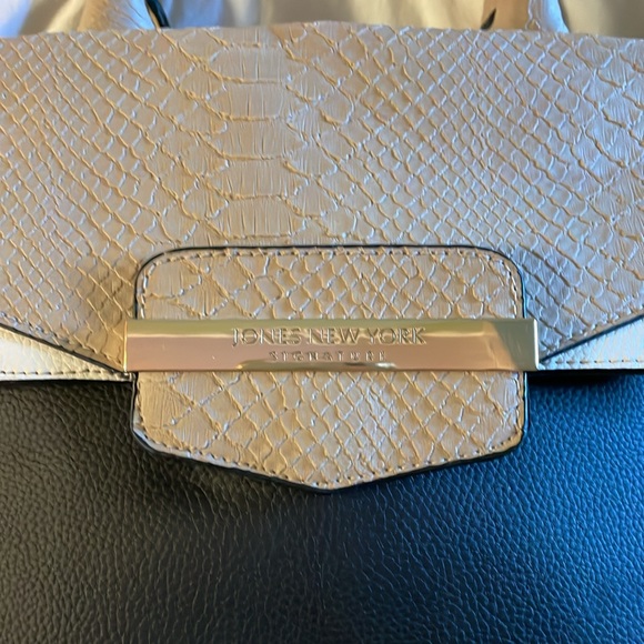 Jones New York Signature Carrie Satchel Bag Black, White and Beige. - Picture 4 of 12